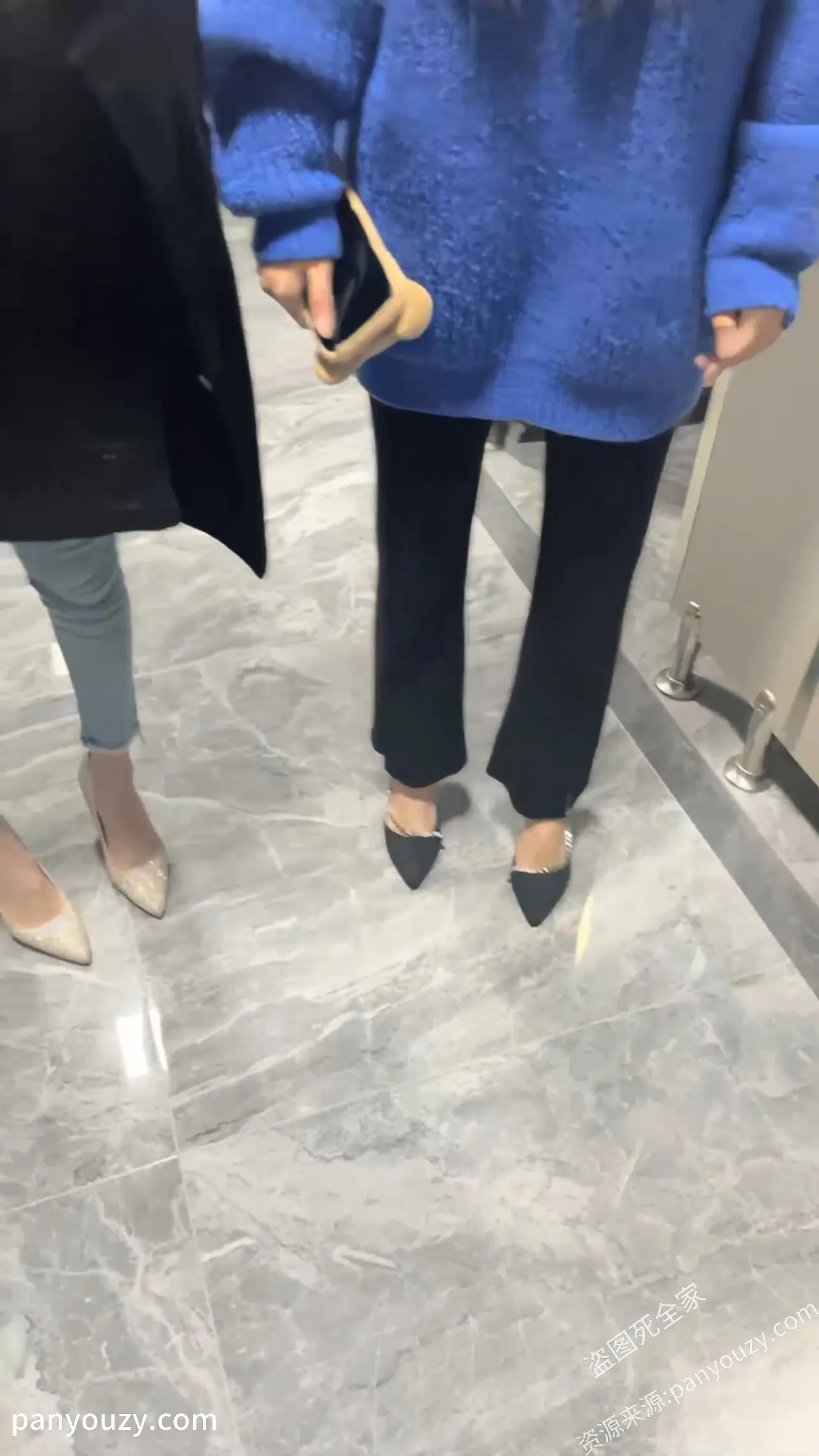 图片[2]-【公厕4P换妻聚会】颜值夫妻，找个公厕轮流无套互操对方老婆，场面极度刺激！-uu欢迎您！